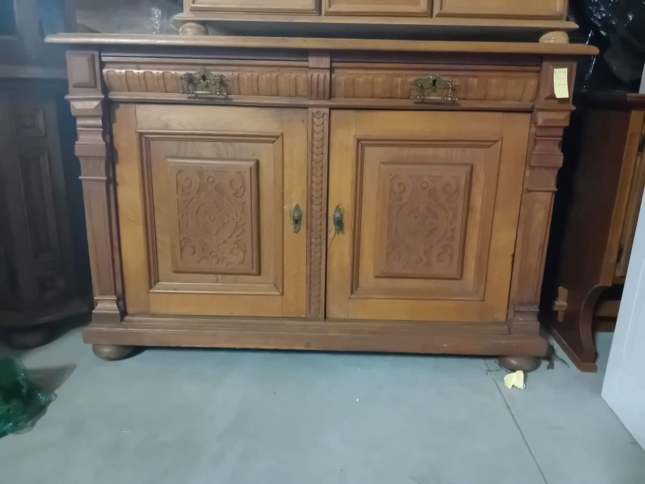 Vând  vitrine  și piese de mobilier