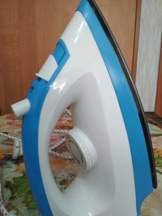 Утюг, в рабочем  состоянии !