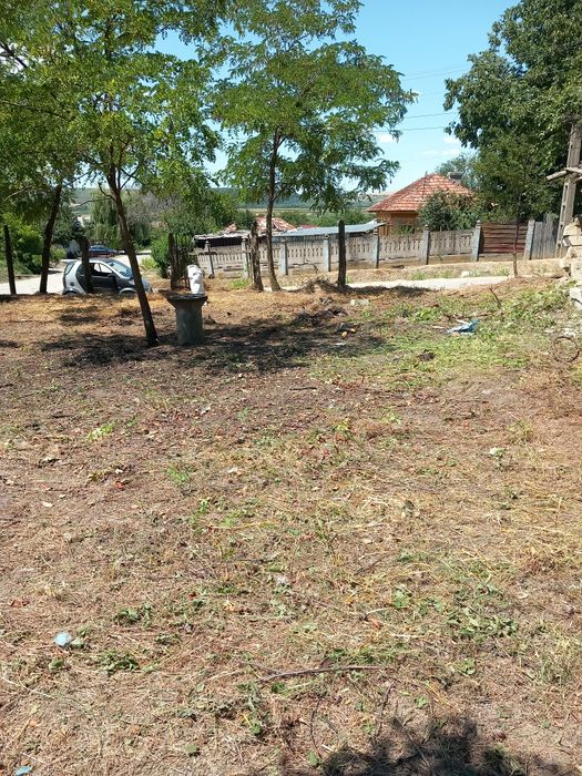 Vând teren intravilan cu casa nelocuibilă