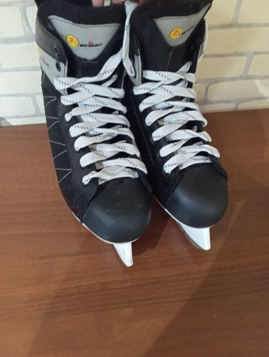 Коньки хоккейные