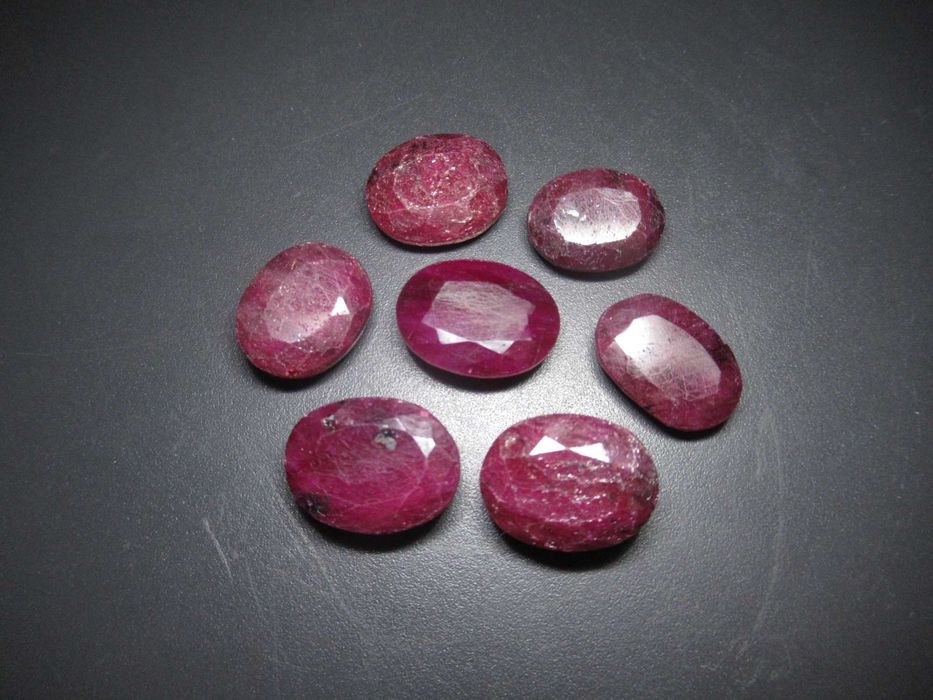 Изумруди,Рубин Зоисит,Ларимари,Шпинел,Опушен кварц,Опали,Рубини