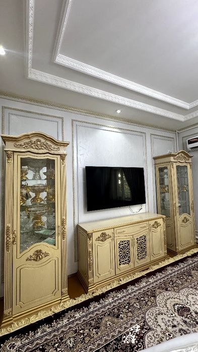 Классический мебельный гарнитур - сервант с витринами
Продаем комплект