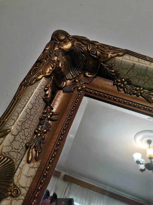 Oglinda vintage cu rama din lemn