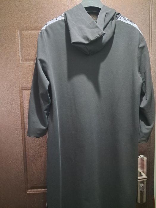 Платье с капюшоном, стильное,  модное