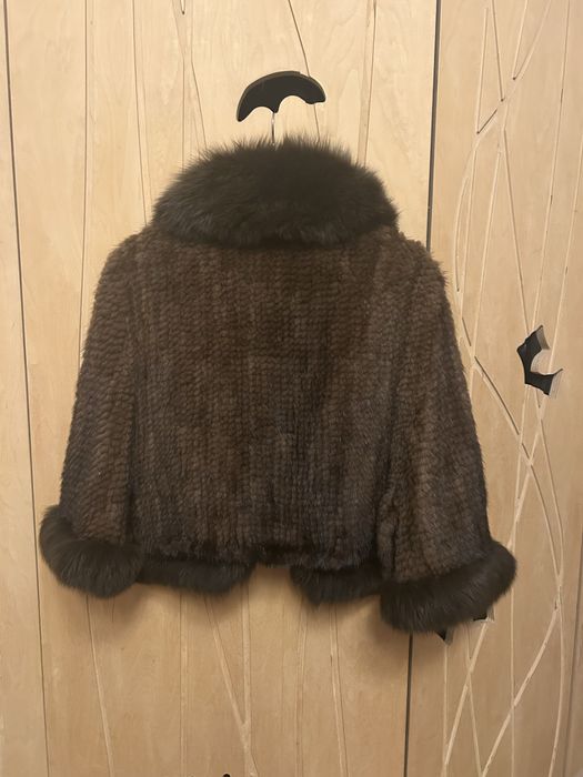 Poncho din blanita de iepure cu guler, bordura si mansete de vulpe