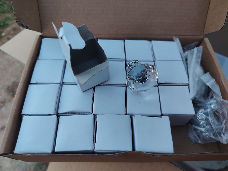 Butoni sticlă mobila