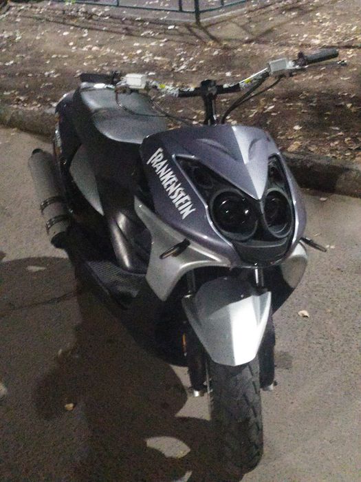 Скутер 150 кубов на ходу