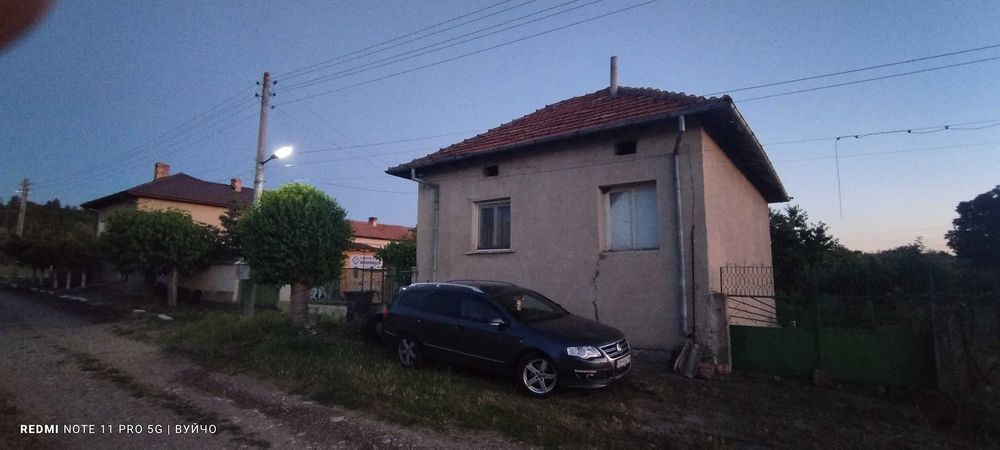 Продава се къща в с.Садовец-Плевенско .86 квадрата къща.На два етажа. Двор-560 кв.м.