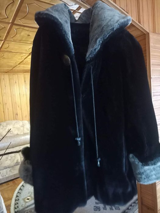 Haina de blana cu guler gri si capse