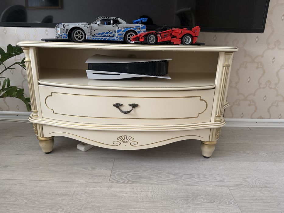 Стол, стулья, тумба под тв