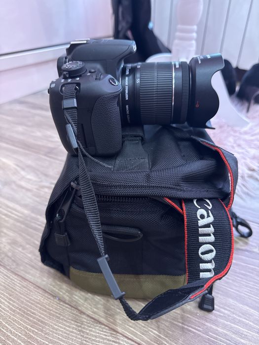 Фотоапарат Canon EOS 700D с обектив EF-S 18-55 мм