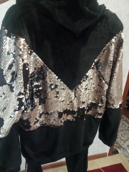 Продам велюровый костюм.