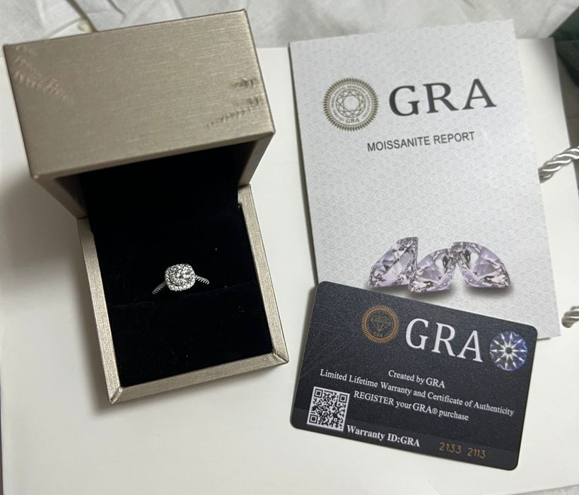 Кольцо с бриллиантом