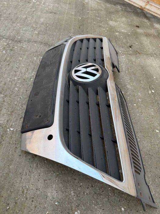 Grila radiator centrala vw passat b6 facelift 2009 model cu gauri pentru senzori
