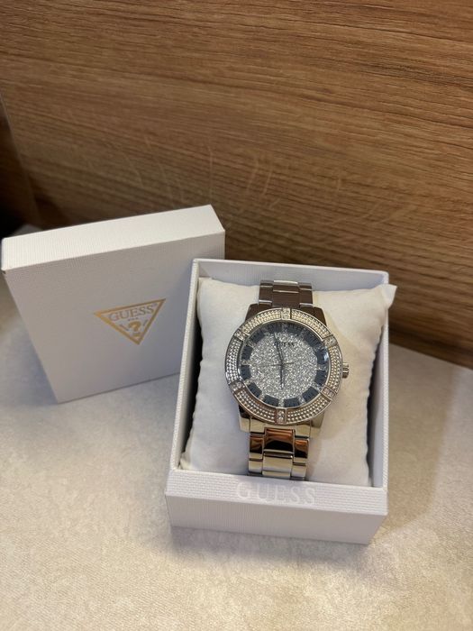 Кварцов часовник Guess