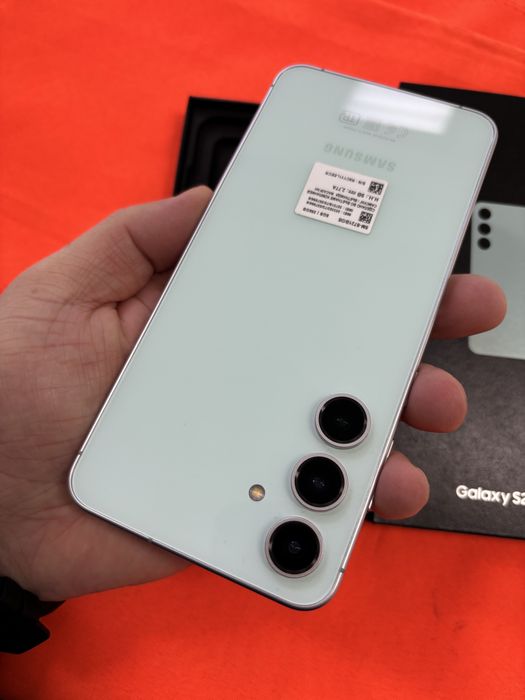 Samsung S24 Fe 256Gb как новый