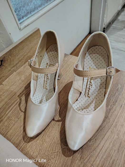 Обувки за стандартни танци