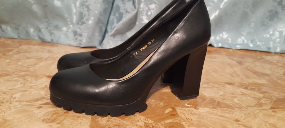 Туфли черные на высоком каблуке