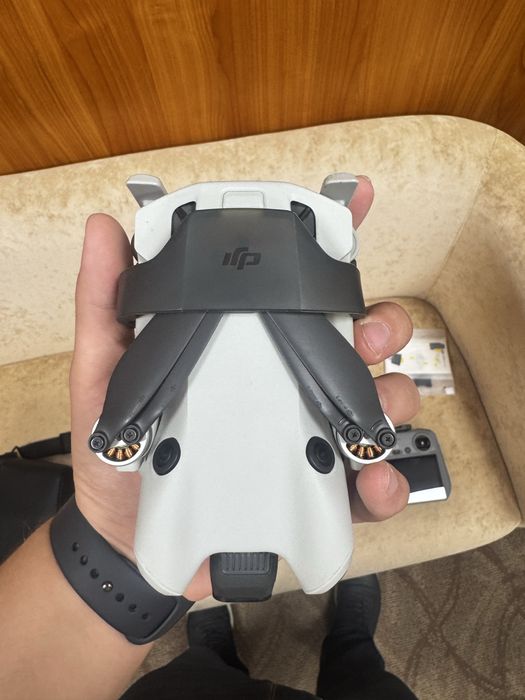 Продам DJI Mini 4 Pro Fly More Combo RC2 пульт