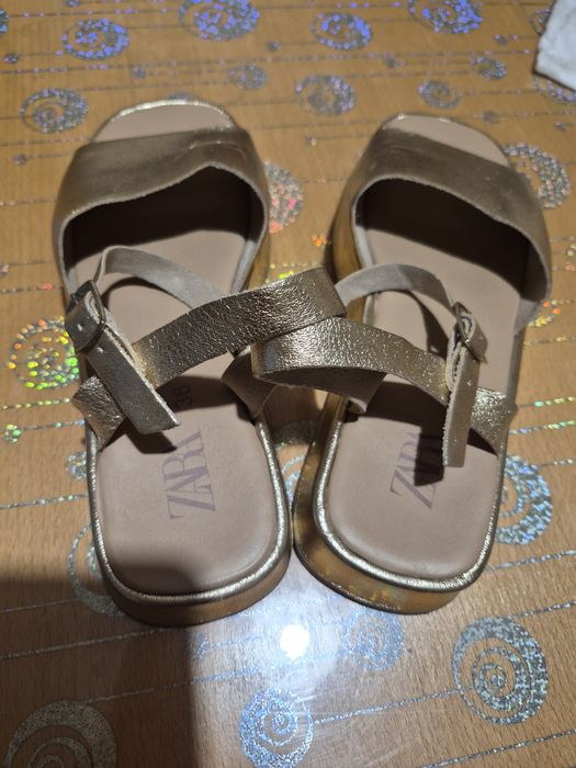 Съндали на Zara .