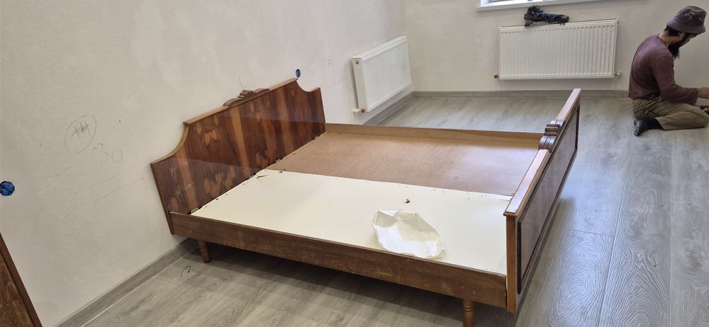 Продаётся спальный гарнитур, дерево. В нормальном  срчиоянии,