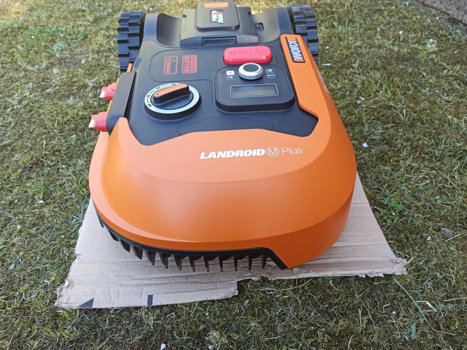 Robot tuns iarba Worx Landroid M 700.