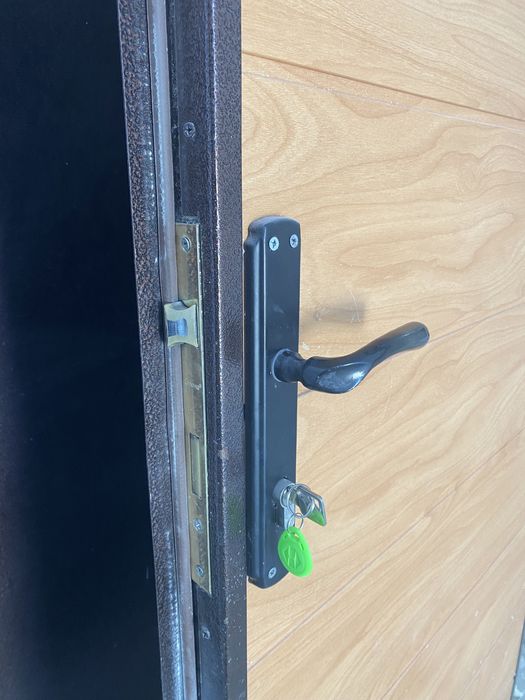 Наружная дверь продается