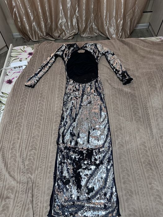 Шикарное платье с открытой спиной