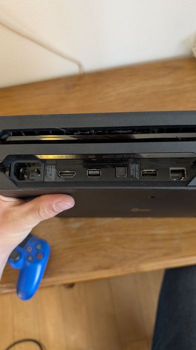 PS 4 Pro 1TB cu 3 controlere
