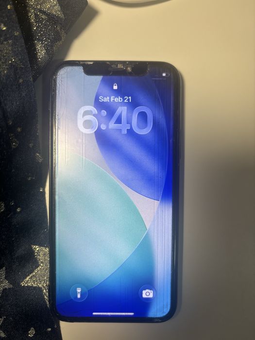 Iphone 11 cu defecte vizibile