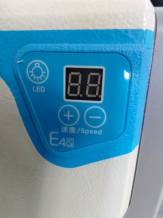 Оверлок Jack E 4S-5-03/233 белый, голубой