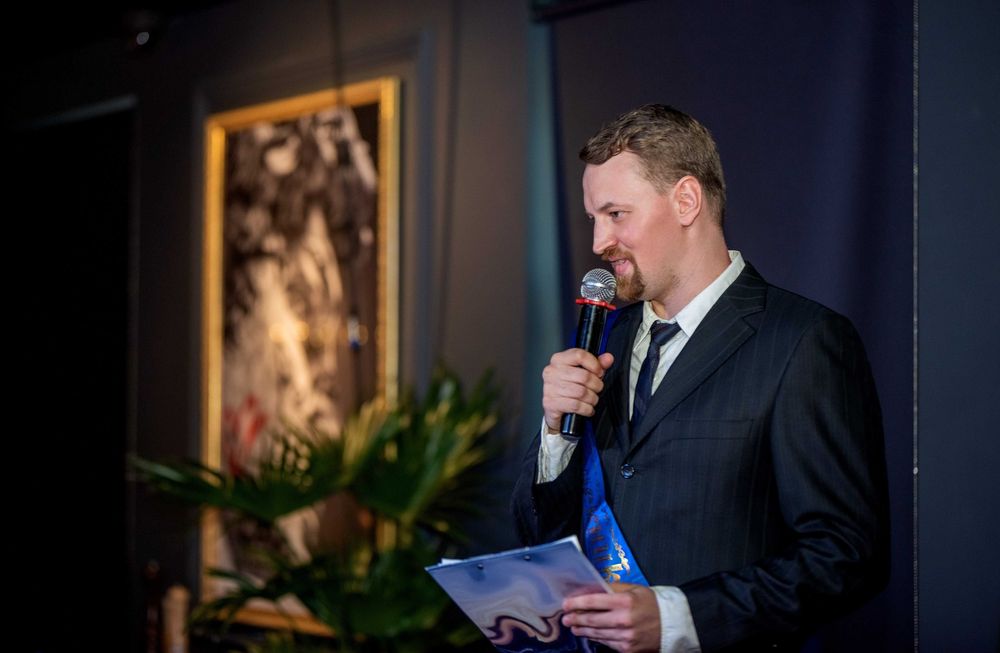 Ведущий Шоумен на праздник.