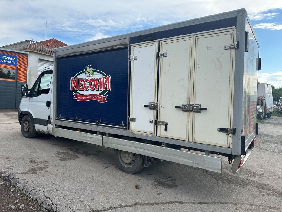 Продавам термоизолиран фургон с агрегат хубард