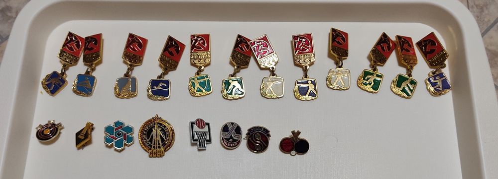 Продам значки разные