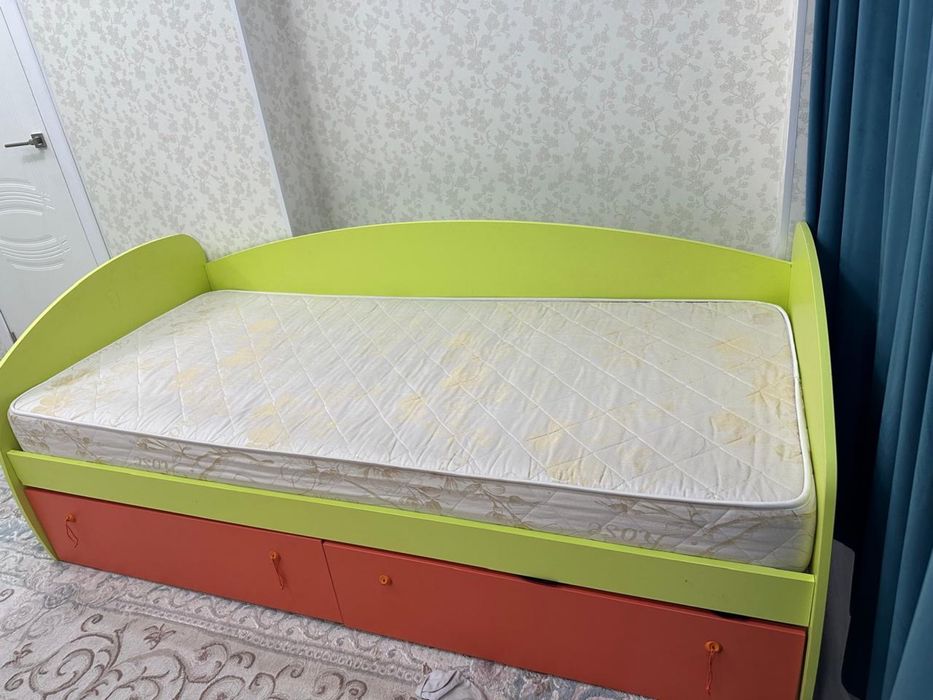 Детская кровать с бортиками и ящиками