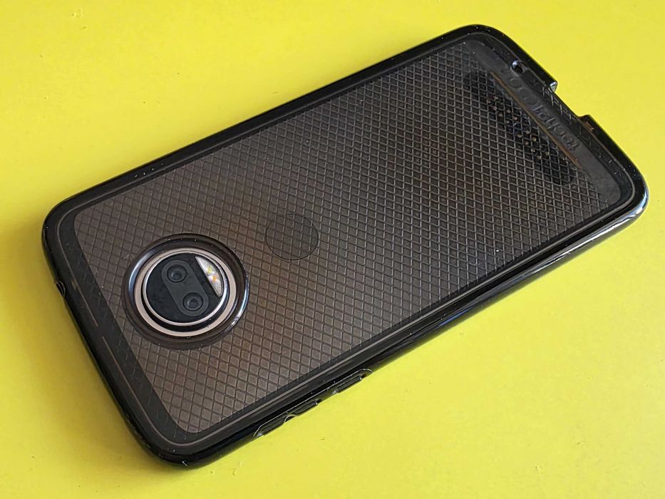 Moto Z2 Force, компактен смартфон c 5.5" екран кой не се чупи , тънък 6 мм, метална задна част
