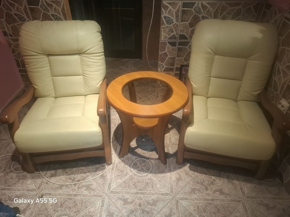 2 fotolii din piele naturală Divan Leto/Roma si o măsuțade cafea stare f bună
