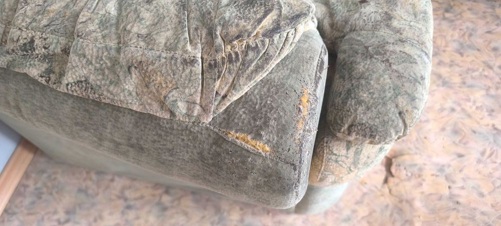 Мягкий уголок: диван + 2 кресла.