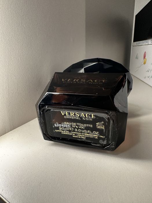 Versace Crystal Noir – Parfum iconic, misterios și sexy