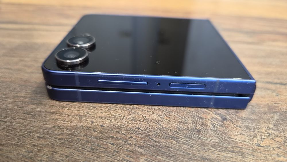 Samsung Galaxy Flip 7. Объем памяти 512 Гб.