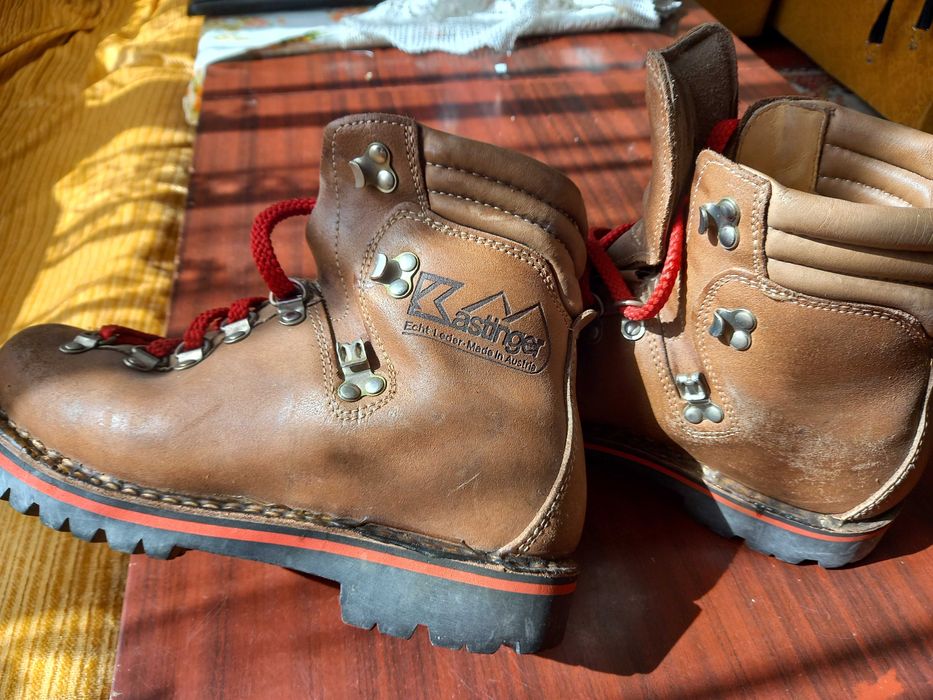Оригинални  туристически обувки Kastinger от екипировката на ПСС