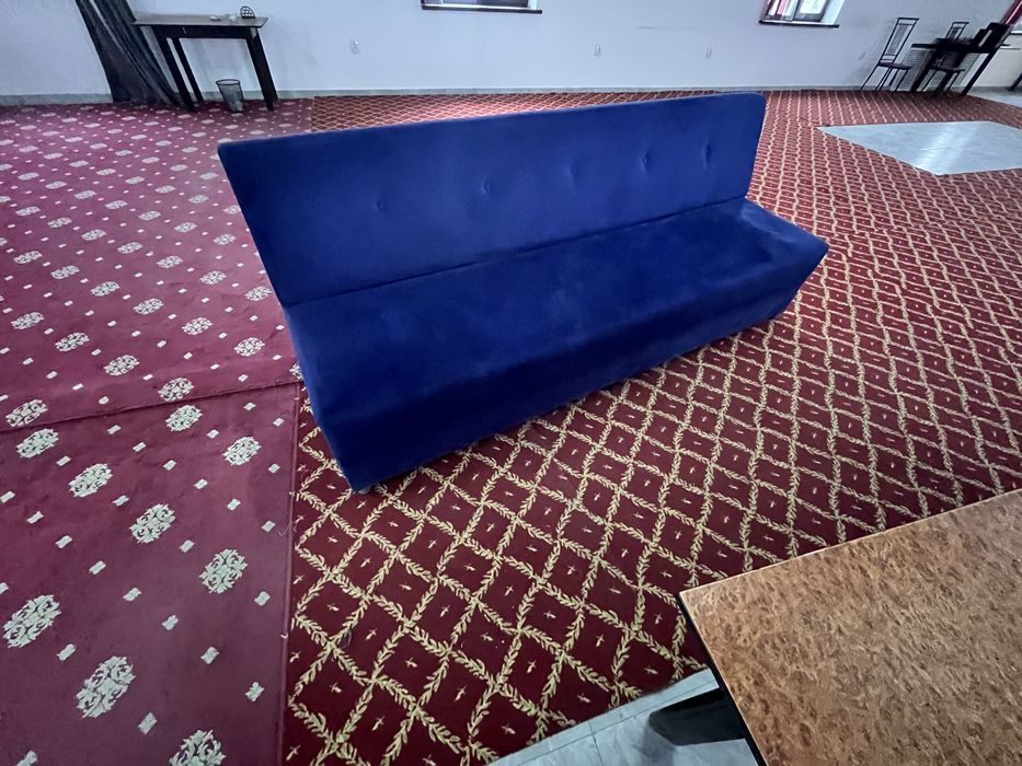 Продам старые диваны , ковры , барную стойку