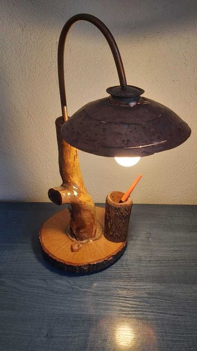 Уютна ръчно изработена лампа в рустик (селски) стил