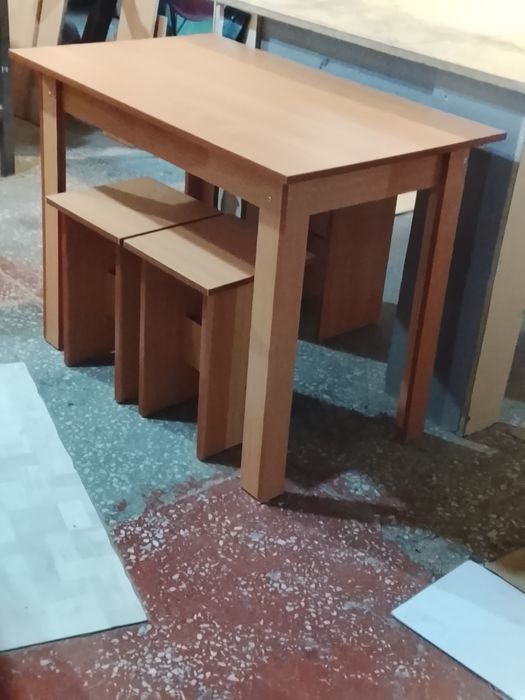 Продам стол и 2 табуретки