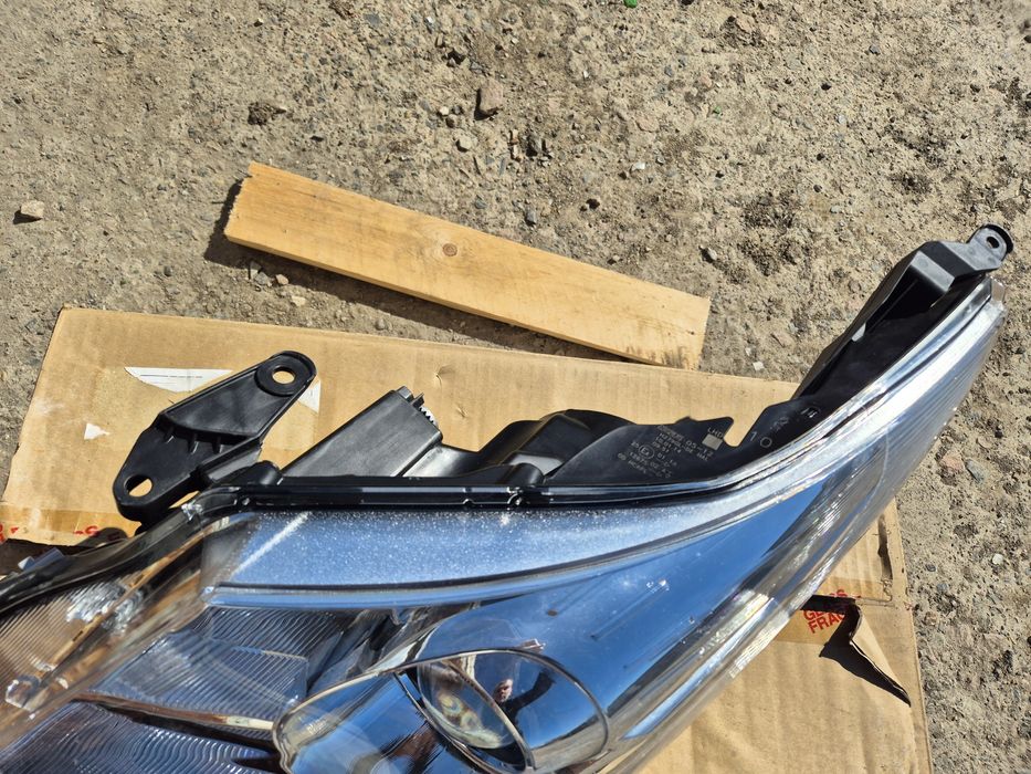 Фара Toyota Avensis 2009г.