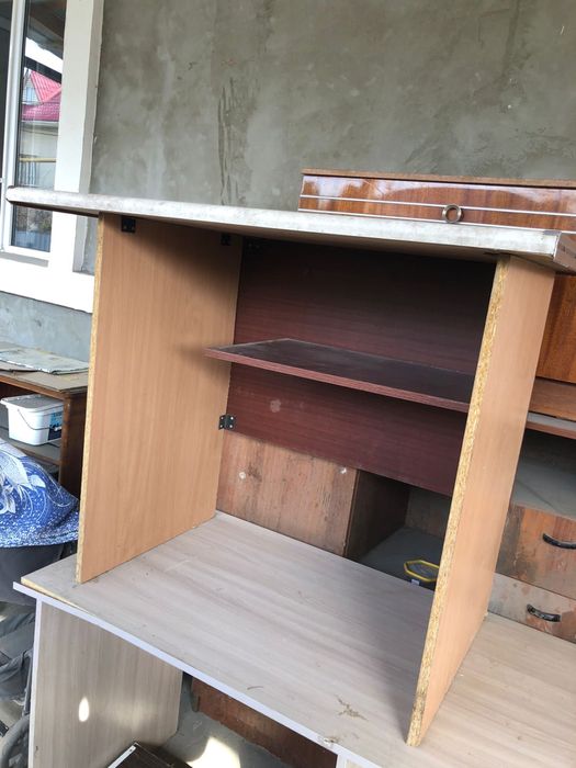 Шкафы и столы.