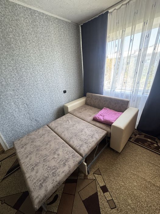 Продам диван.Кот в подарок не идет!!!