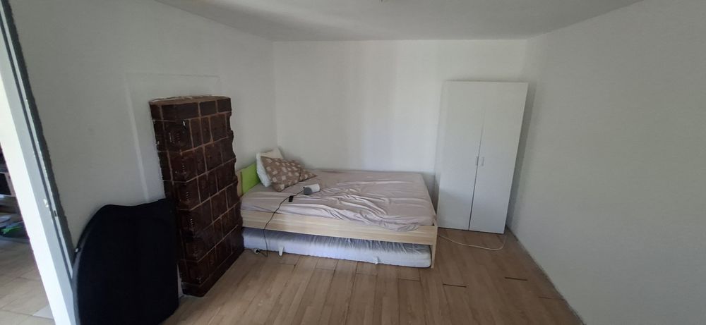 Casa micuta de inchiriat, cu curte mare, primim si cu animale de companie fara probleme.