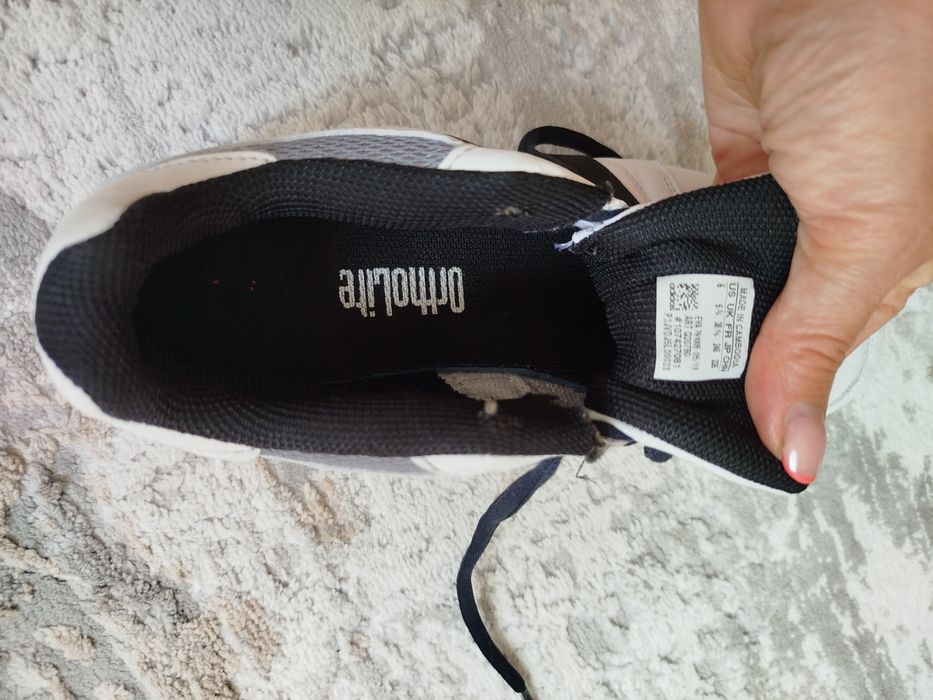 маратонки адидас , кожени номер 38