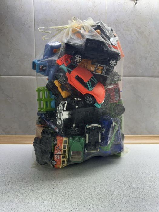 Продам детские игрушки( машинки)